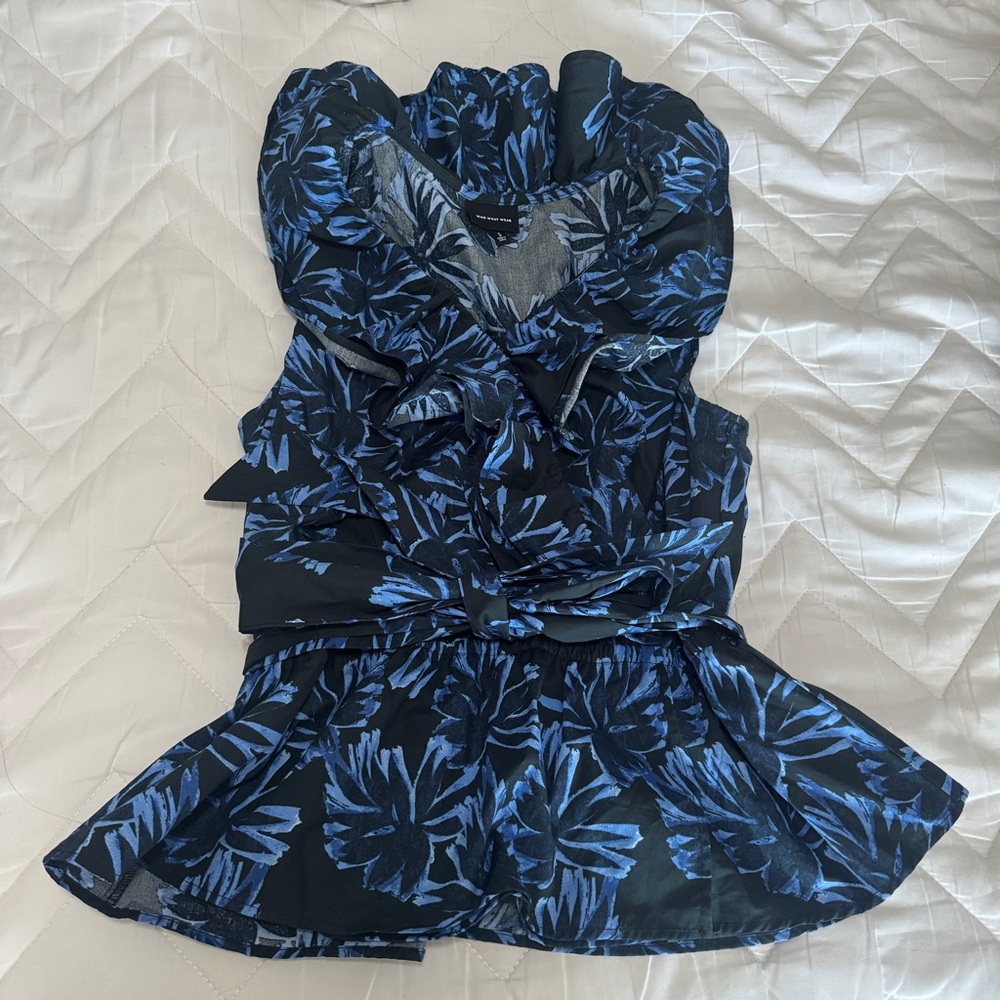 Who What Wear Blue and Black Floral top